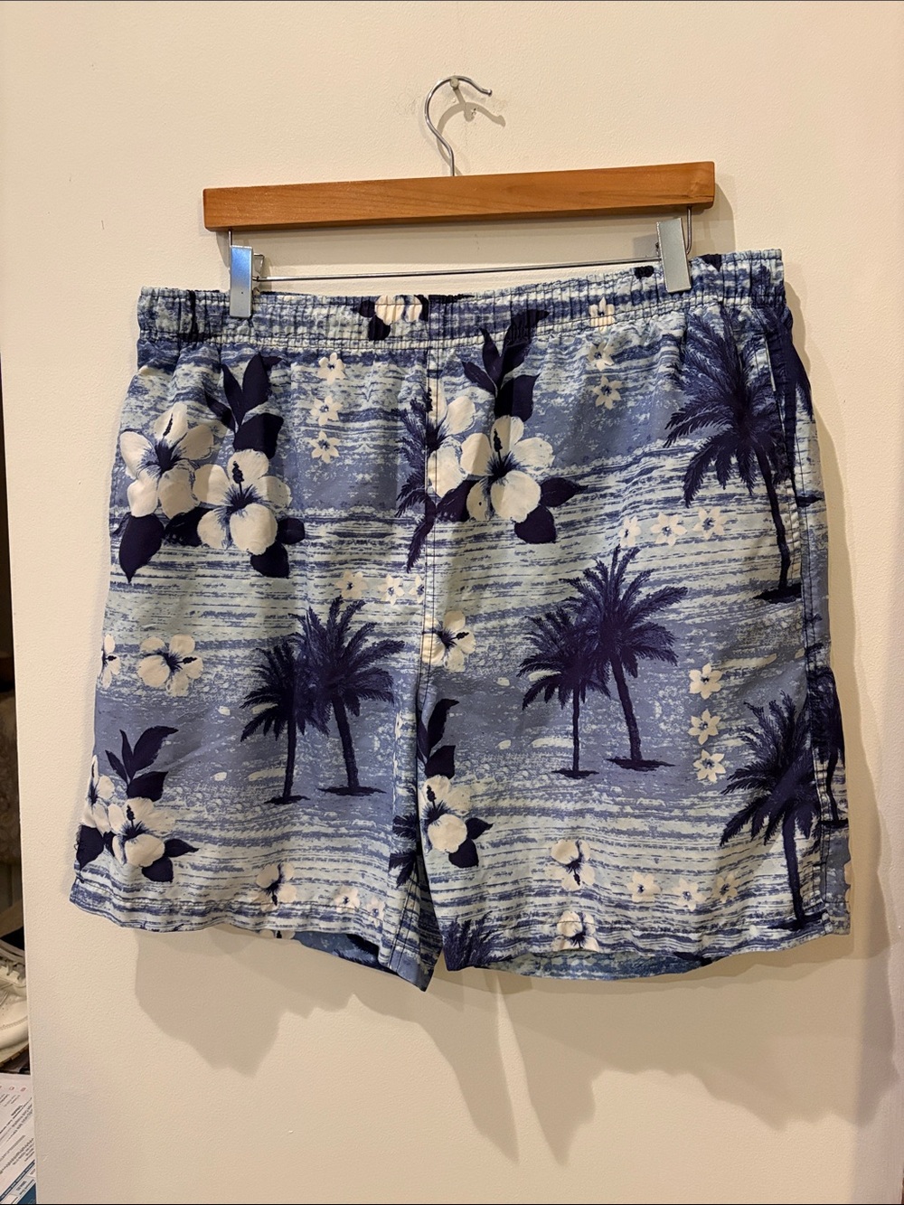 Beach Rays Men's Blue Tropical Print Swim Trunks,Size Medium